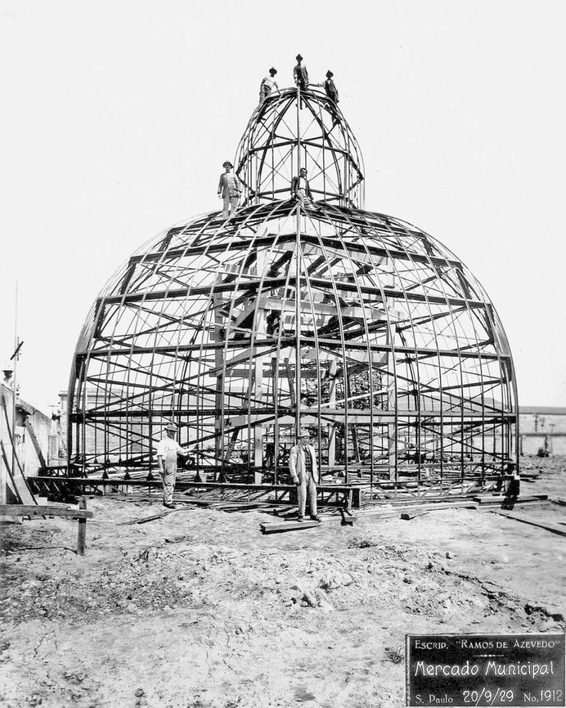 A cúpula do Mercado Municipal, em construção, é coberta por placas de cobre.