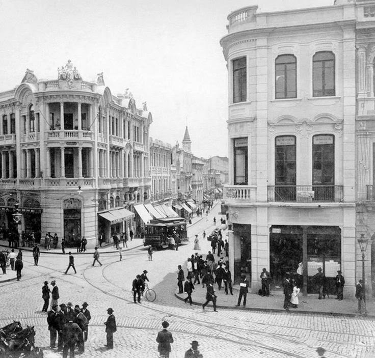 Esquina das ruas 15 de Novembro e Direita, onde se localizavam inúeras lojas e serviços.