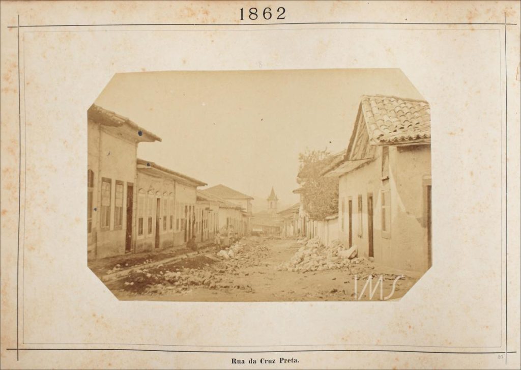 Rua Cruz Preta, atual Quintino Bocaúva, em pleno centro da cidade, mostra o caráter rural da São Paulo próximo do primeiro censo brasileiro.