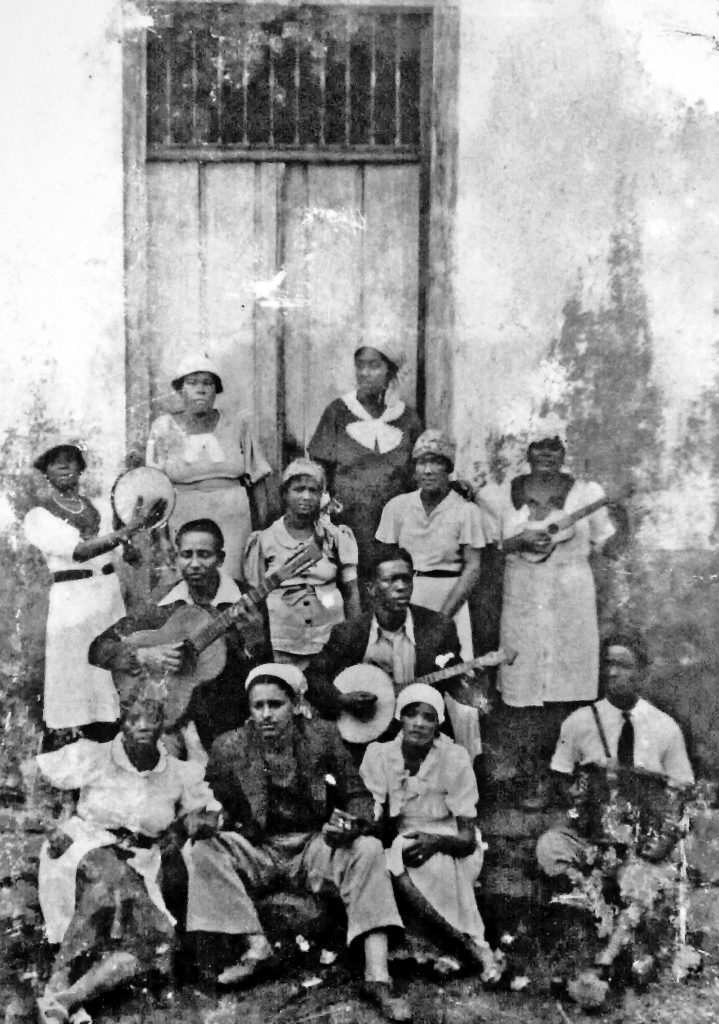 Integrantes do Grupo Carnavalesco da Barra Funda.