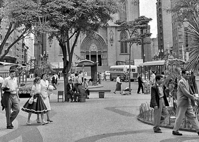 Praça da Sé, em 1958 com a catedral ao fundo.