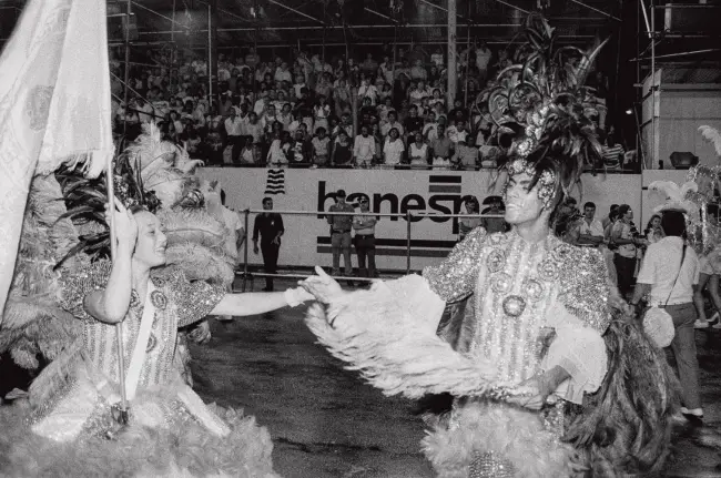 Último desfile na Av. Tiradentes, antes da inauguração do Sambódromo, construído pela prefeitura de São Paulo.