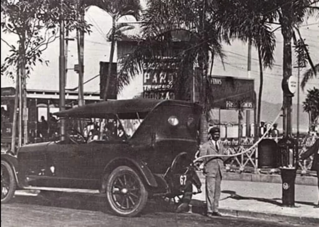 Em santos, no ano de 1919, nasce o primeiro posto de combustíveis do Brasil.