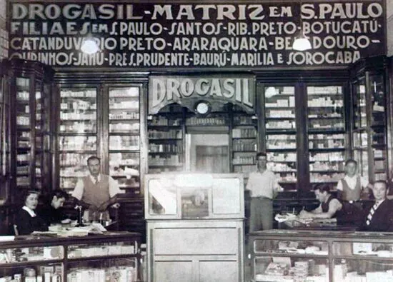 Interior da  loja da Drogasil, na rua José Bonifácio.