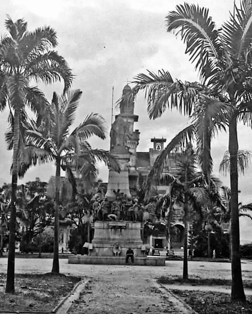 Monumento Amizade Sírio Libanesa, em frente ao Palácio das Indústrias.