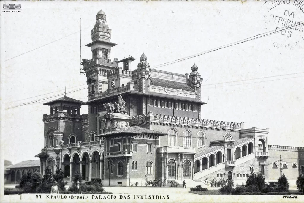 O magestoso edifício em estilo eclético desejava transmitir uma imagem de pujança e modernidade.