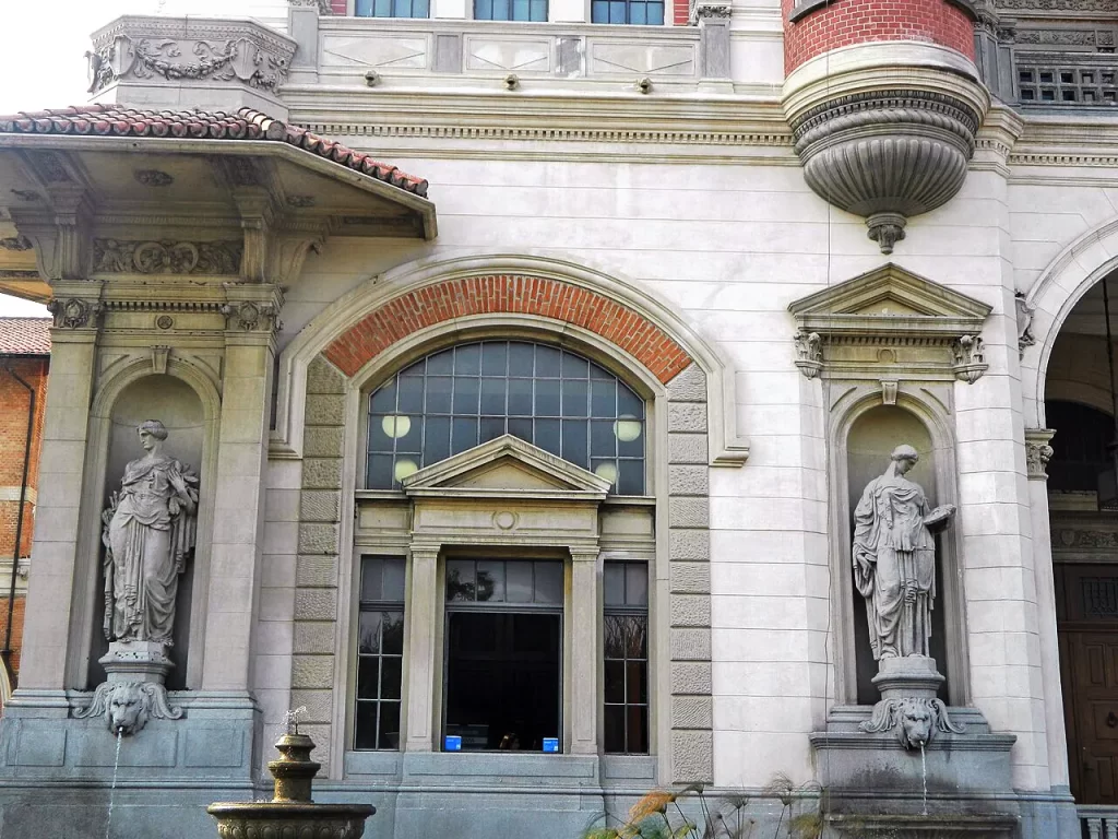 Detalhe das esculturas, vitrais, bacões e soluções ecléticas do edifício.