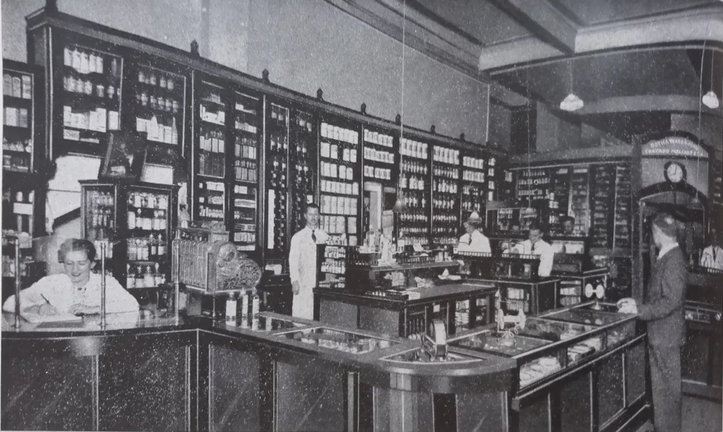 Interior da Botica Ao Veado D'Ouro, em 1938.