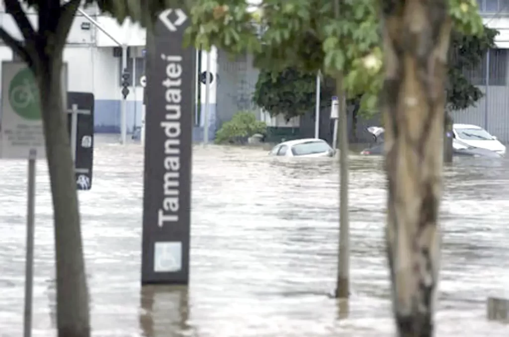 Século XXI. Região da Av. dos Estados. Sem sua vázea natural, o Tamanduateí lembra a todos que ainda resiste.