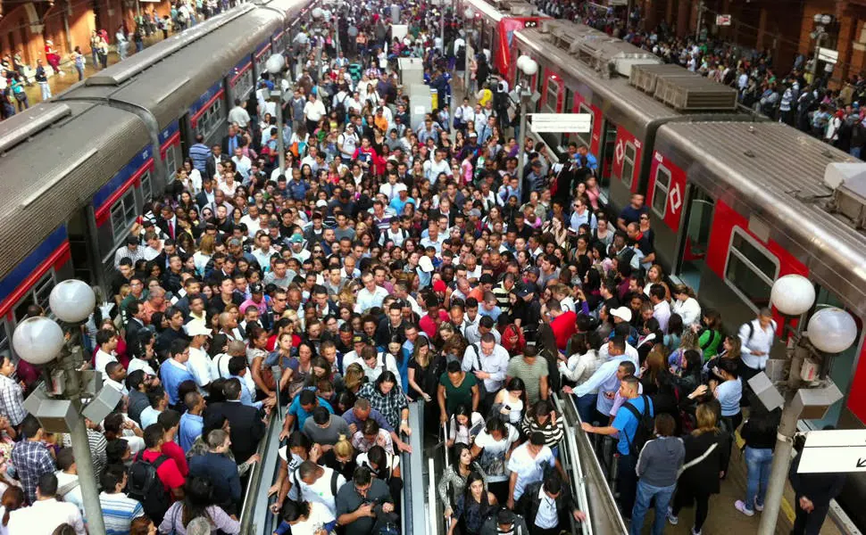 Estação da Luz em horário de pico. Hoje a lógica do transporte é determinante para os novos adensamentos na cidade.