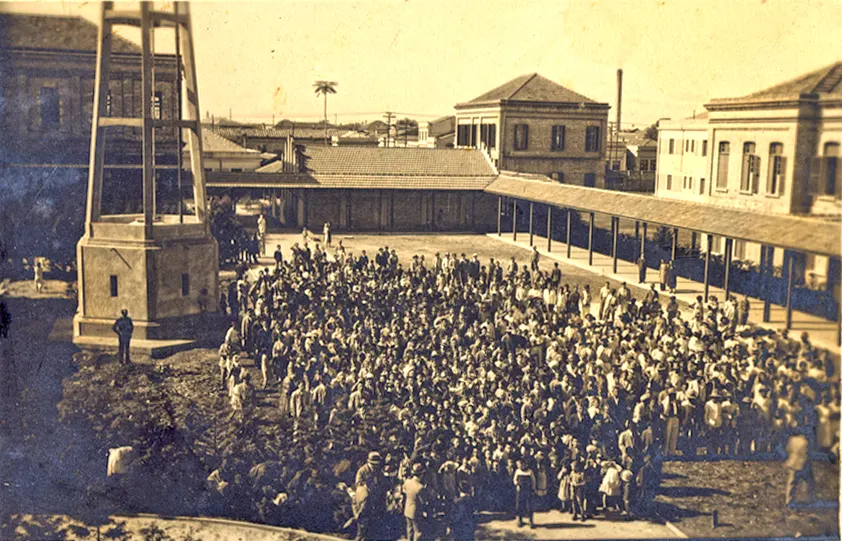 Imigrantes aguardam inspeção sanitária ao chegar ao Brasil, na Hospedaria do Imigrante.