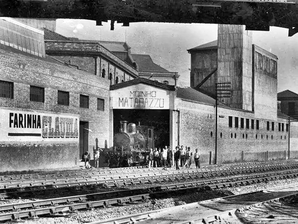 Às margens da ferrovia Francisco Matarazzo instalou suas indústrias e iniciou a urbanização da Água Branca.