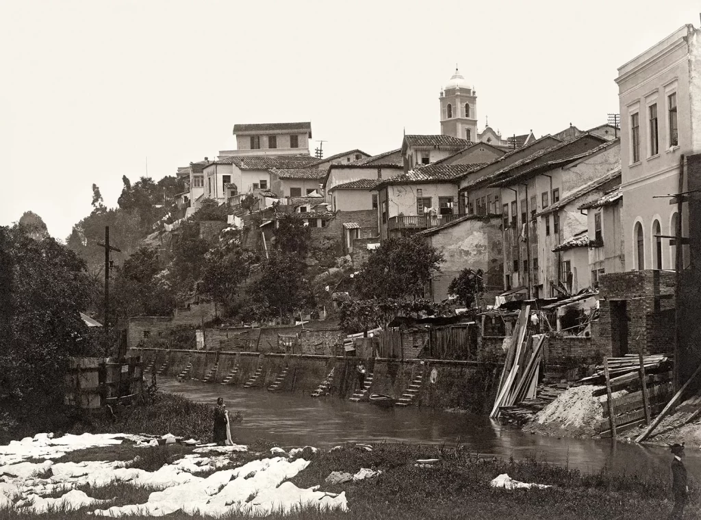 O casario da Várzea do Carmo, onde  lavadeiras usavam o rio para a limpeza das roupas da elite.