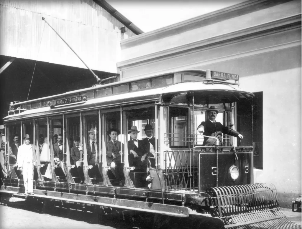 1900. A viagem inaugural do bonde elétrico, sistema que passou a demandar o uso intenso de metais.