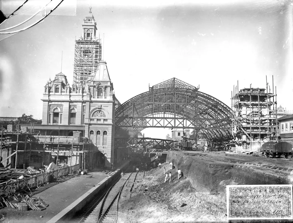 Sai a taipa de pilão entra a alvenaria e as grandes estruturas metálicas, como a da Estação da Luz.