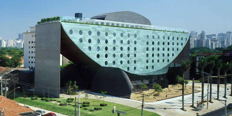 O cobre e suas ligas continuam fundamentais na hidráulica de precisão e ganham destaque na arquitetura da São Paulo moderna, como na fachada do hotel Unique.