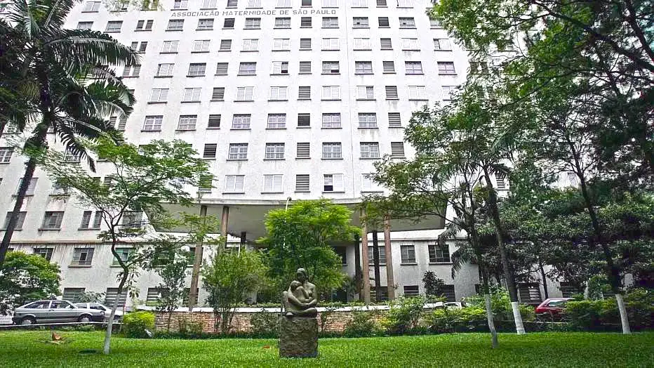 O edifício principal da maternidade, no final dos anos 1990. Pouco antes de seu fechamento.