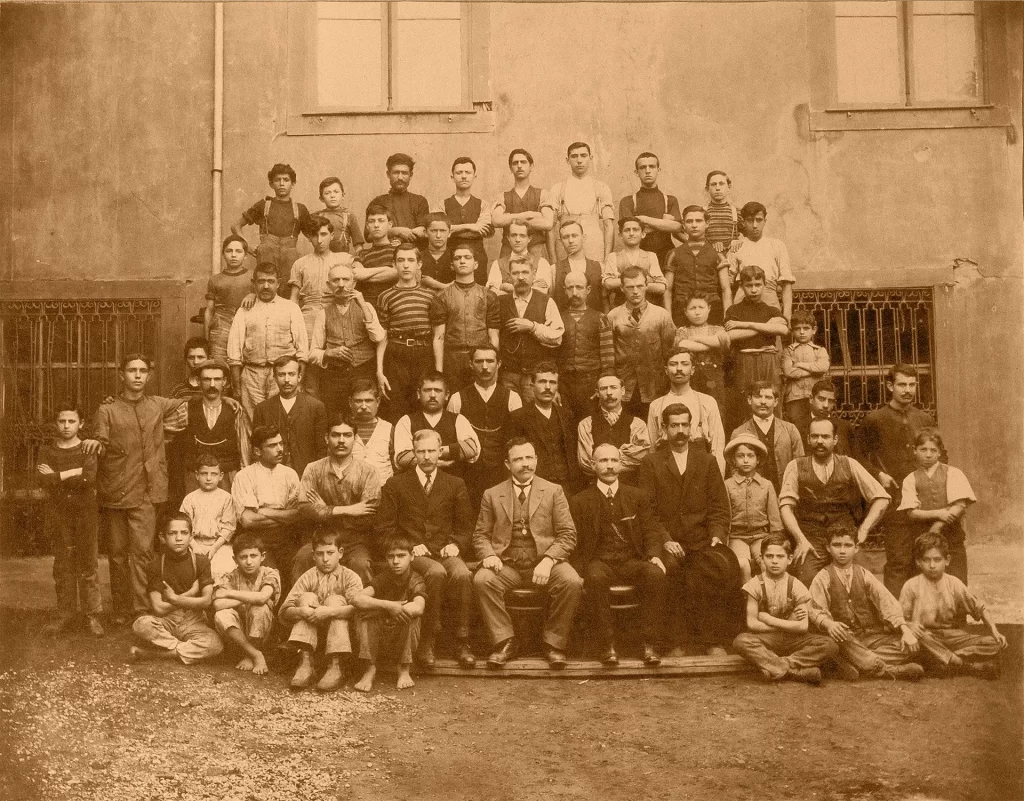 Rizkallah Jorge (ao centro) com funcionários da Casa da Boia em 1910.