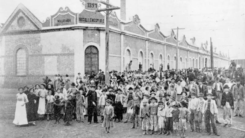 Operários grevistas, em 1917, em frente ao Cotonifício Crespi.