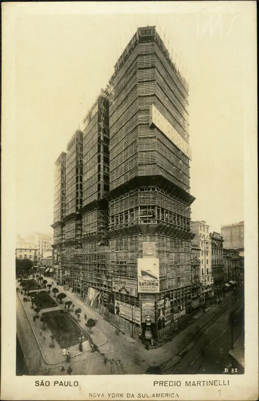 O edifício Martinelli (em construção), assustou os paulistanos com seus 50 metros de altura.