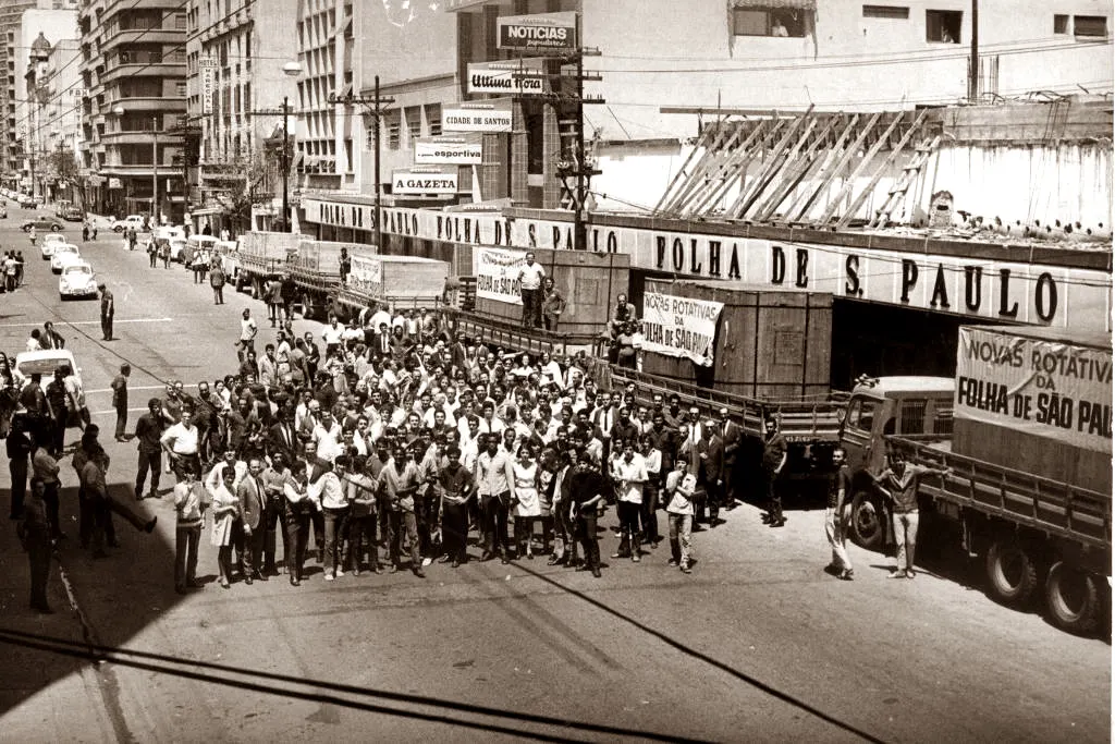Na década de 1960, seis caminhões trazem peças para a nova impressora da Folha.