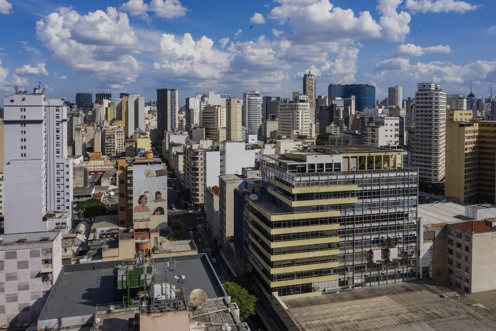 A sede do Grupo Folha, em primeiro plano.