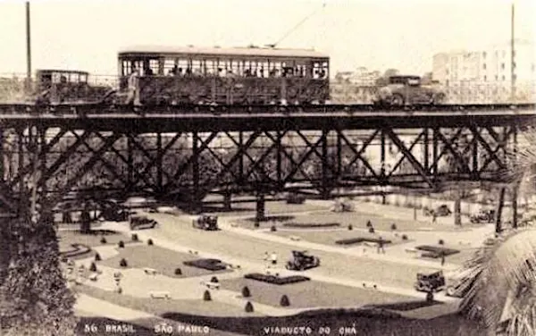 Bonde sobre o primeiro Viaduto do Chá.