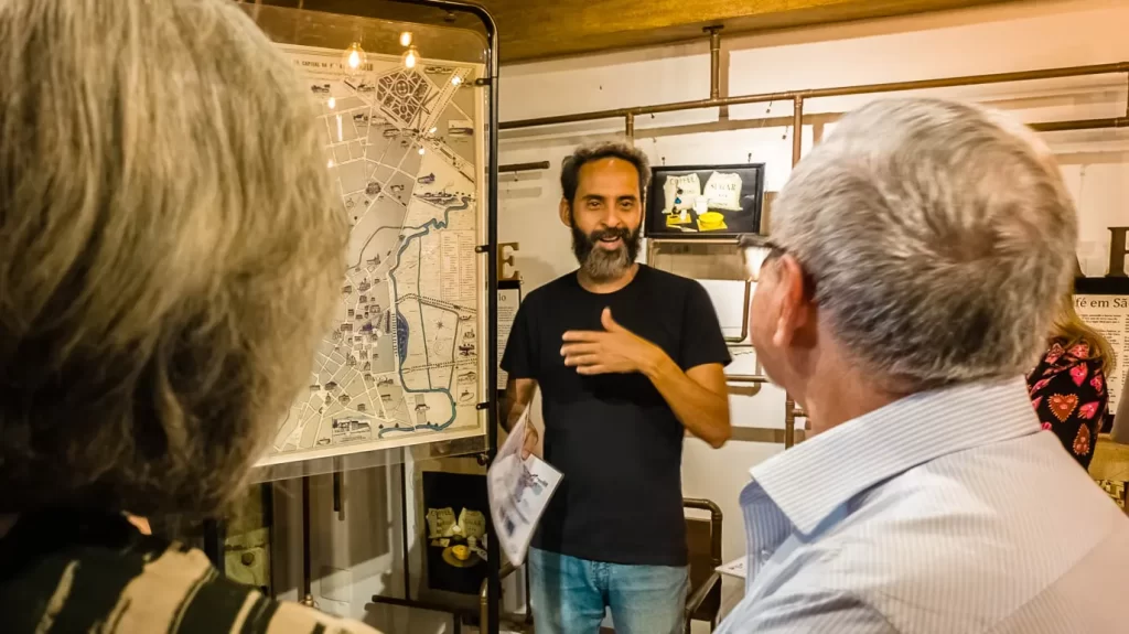 O historiador Diógenes Sousa durante visita monitorada à Casa da Boia.