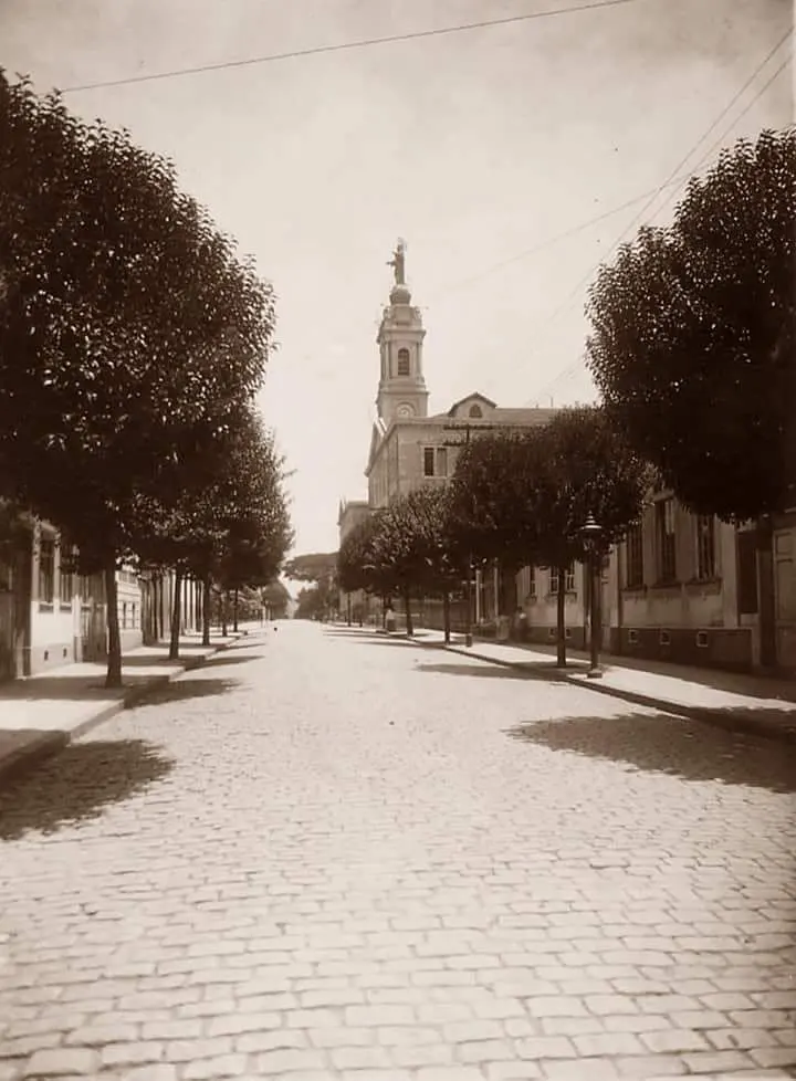 Alameda Glete e a Igreja Sagrado Coração de Jesus.