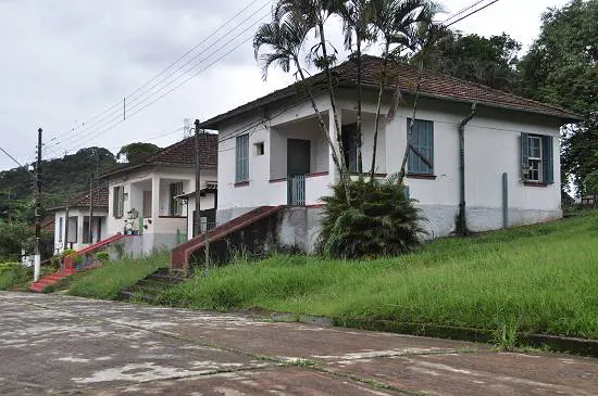 Casas na "Vila Light". Ainda hoje utilizadas por funcionários da EMAE.