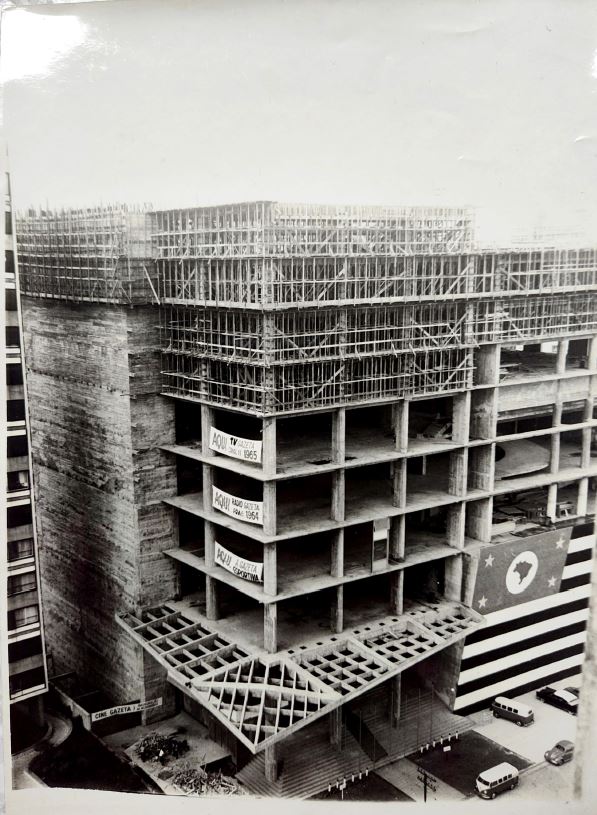 Em construção, o edifício contava com a bandeira paulista na fachada.