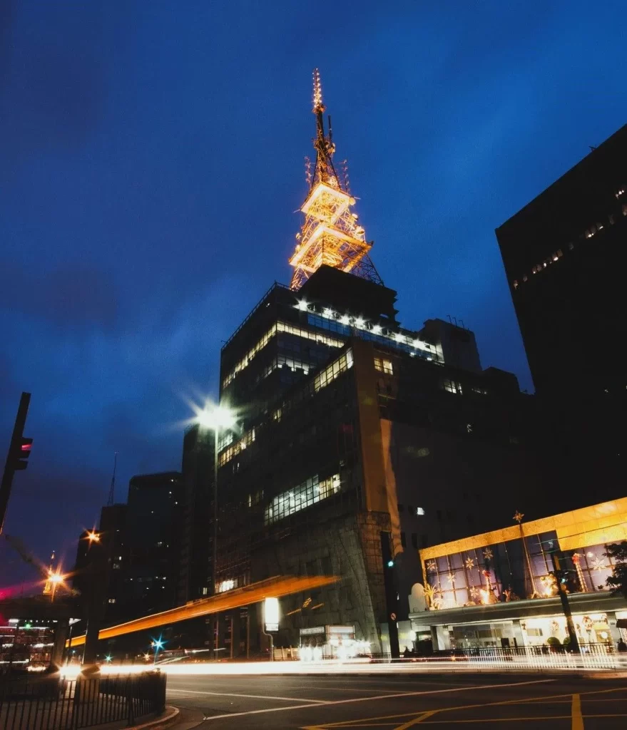 E a torre que virou cartão-postal da cidade.