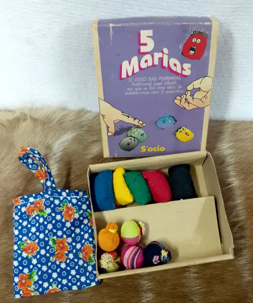 Jogo industrializado "5 Marias" inspirado na versão com saquinhos de feijão.