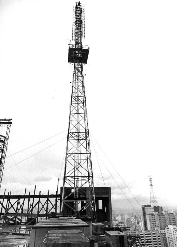 A primeira torre do edifício.