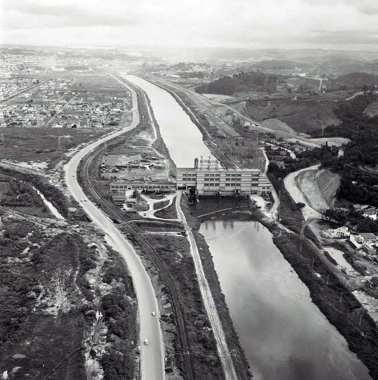 Usina de Traição e o rio Pinheiros retificado.